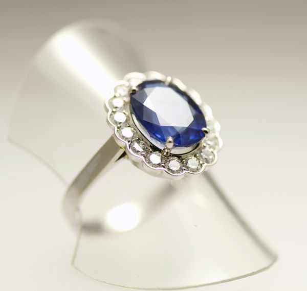 Anel em ouro com safira e br ...