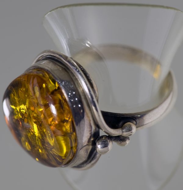 Anel em prata e âmbar